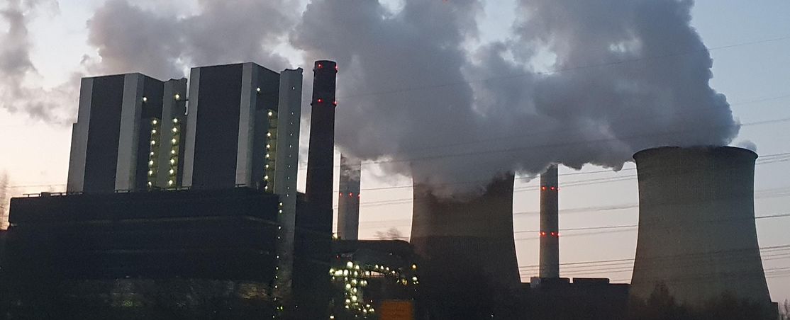 Kraftwerk Weissweiler mit rauchenden Kühltürmen