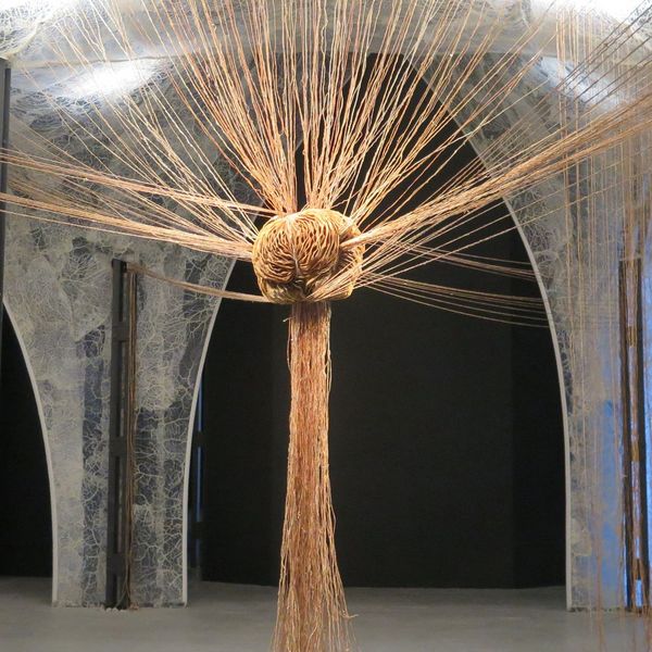 ein Kunstwerk mit einem großen Knoten aus unzähligen Seilen